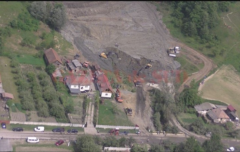 Opt familii, evacuate din cauza alunecării de teren din Alunu, județul Vâlcea