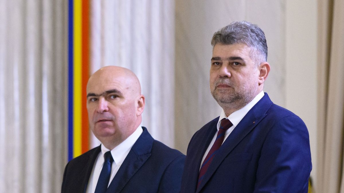 Ilie Bolojan si Marcel Ciolacu stau unul lângă altul la ceremonia de desemnare a lui Marcel Ciolacu pentru pozitia de prim-ministru, luni, 23 decembrie 2024, la Palatul Cotroceni din Bucuresti