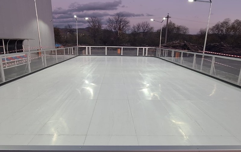 Primăria unei comune cu peste 2.000 de locuitori din Mureş a inaugurat un patinoar de peste 100.000 de euro