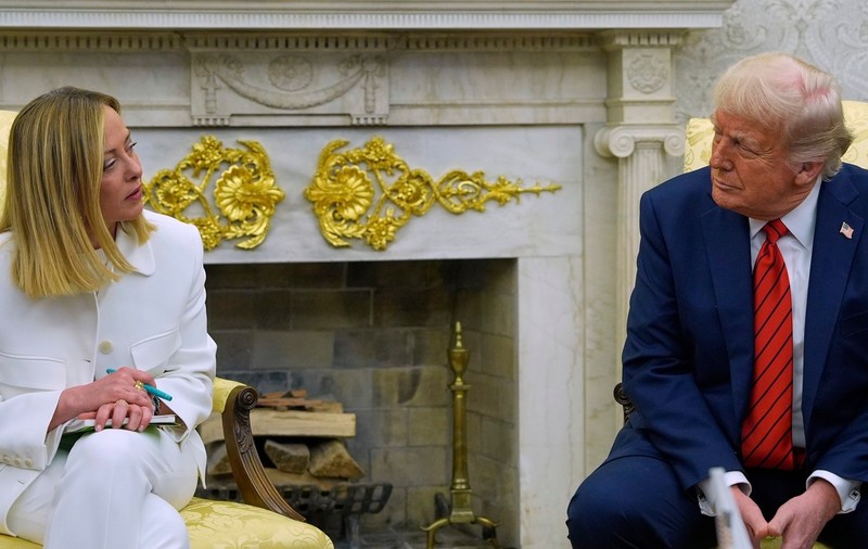 Italienii sunt revoltați după ce Donald Trump a spus că a făcut o poză „din milă” cu Giorgia Meloni, după ce aceasta l-a „implorat”