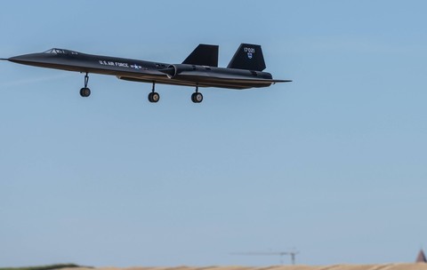 O machetă a avionului Lockheed SR 71 Blackbird zboară la joasă altitudine, cu trenul de aterizare coborât