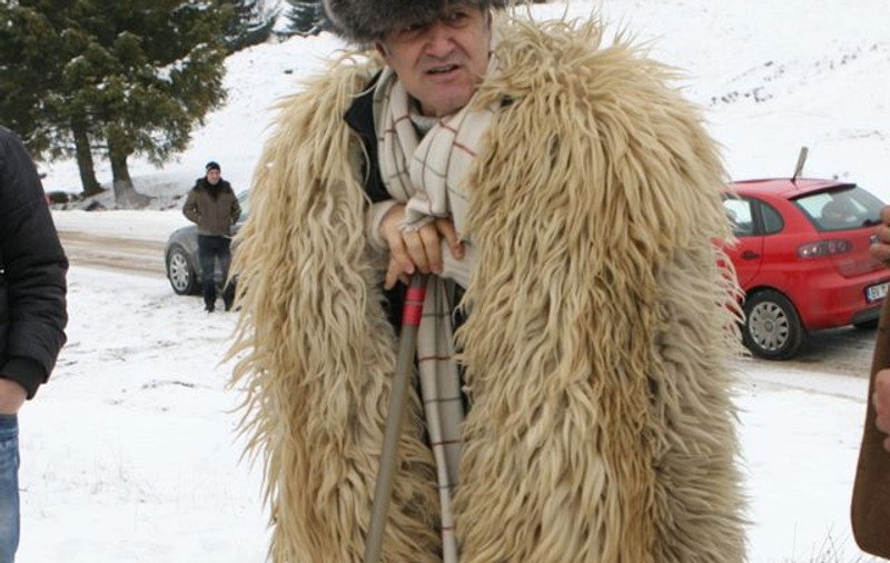 Becali şi-a scos căciulile de la naftalină