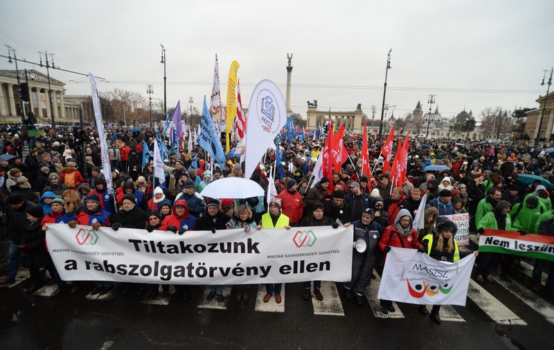GALERIE FOTO / Noi proteste, la Budapesta, împotriva "legii sclaviei" şi a premierului Viktor Orban