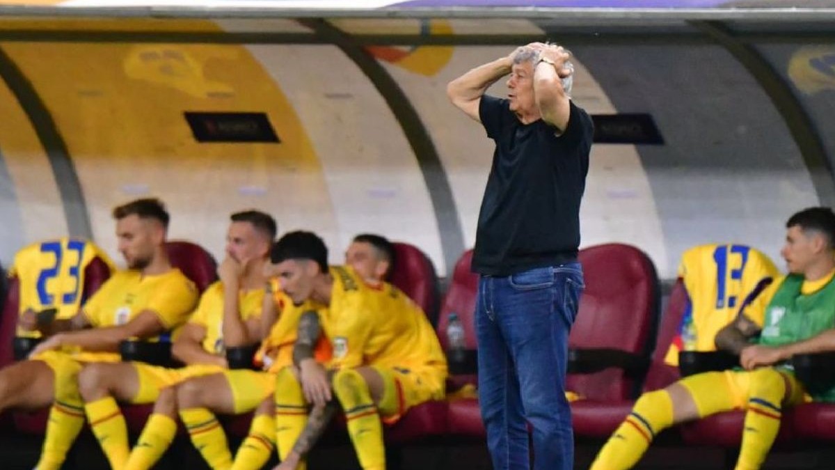 Mircea Lucescu isi pune mainile in cap pe banca tricolorilor. In dreapta si in stanga lui se vad jucatorii tricolori ingandurati dupa partida pierduta cu 3-0 acasa in compania Canadei