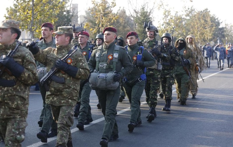 GALERIE FOTO/ Un militar de la Buzău a avut nevoie de îngrijiri medicale de 1 Decembrie. I s-a făcut rău cel mai probabil din cauza gerului