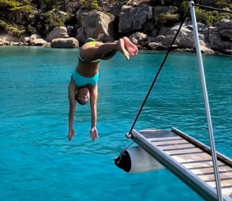Fiica lui Narîșkin, în vacanță în Grecia. FOTO: Instagram/The Insider