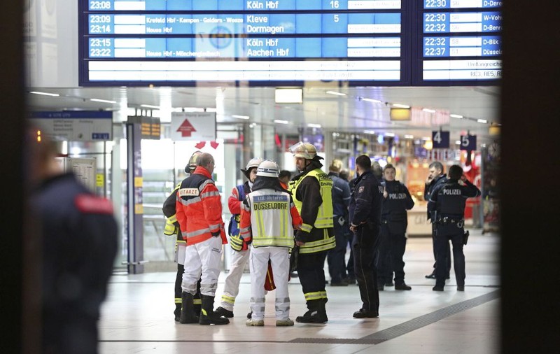UPDATE: Atac în gara din Dusseldorf, șapte persoane rănite. Focuri de armă într-o cafenea din Basel