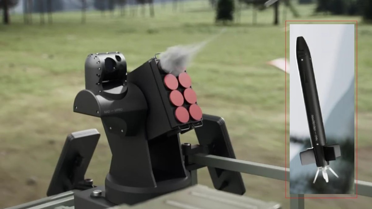 Imaginea surprinde un sistem automatizat de lansare, montat pe o platformă fixă, care lansează mini-rachete destinate interceptării dronelor. În colțul din dreapta este prezentată o inserție cu interceptorul individual, un proiectil de dimensiuni reduse, cu stabilizatoare, conceput pentru a lovi ținte aeriene.