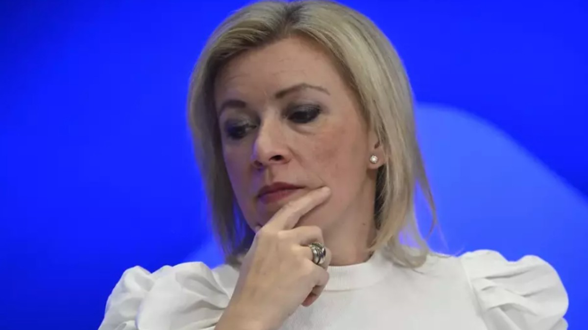 Maria Zaharova în timp ce își ține mâna pe bărbie