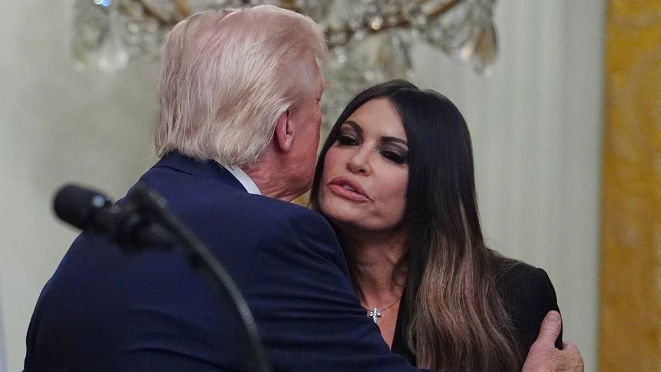 Președintele Donald Trump o îmbrățișează pe ambasadoarea SUA în Grecia, Kimberly Guilfoyle, la o recepție care sărbătorește Ziua Independenței Greciei, joi, 26 martie 2026, la Washington