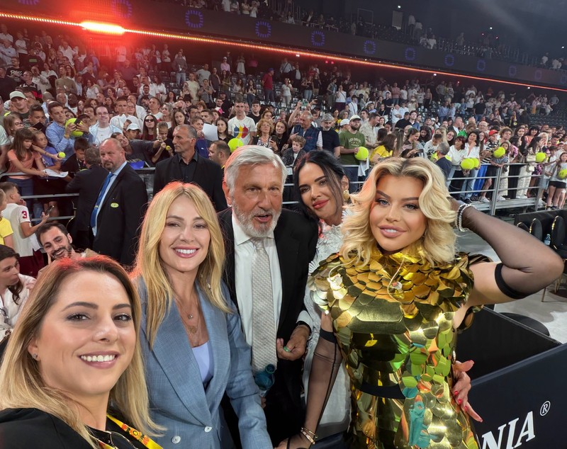 Loredana Groza, imagini de colecție. Artista s-a afișat alături de Nadia Comăneci, Ilie Năstase, Virginia Ruzici, Simona Halep și Darren Cahill