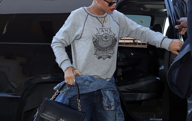 Rihanna s-a tuns băiețește. Îți place cum îi stă? | FOTO