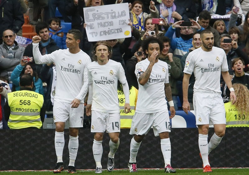 epa05083853 Real Madrid's Portuguese striker Cristiano Ronaldo (L) jubilates with his team mates, Croatian midfielder Luka Modric (2L), Brazilian defender Marcelo Vieira (2R) and French striker Karim Benzema (R) his goal against Real Sociedad during their Primera Division soccer match played at Santiago Bernabeu stadium in Madrid, Spain on 30 December 2015. EPA/Fernando Alvarado