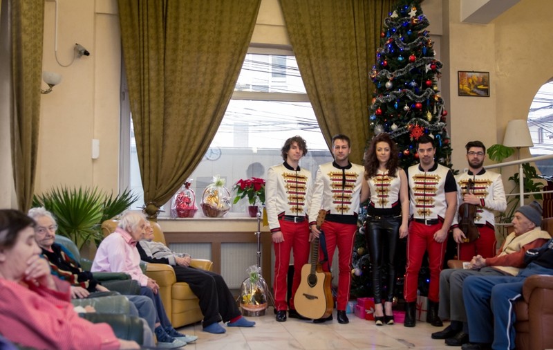 D-LEMA LE-A ADUS LACRIMI în OCHII bătrânilor de la un azil din Bucureşti