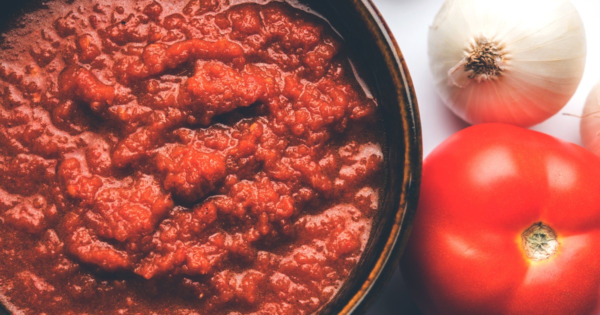Fiecare bucătărie are nevoie de o rețetă pentru un sos de roșii de bază ușor de preparat! Această rețetă este proaspătă, picantă și are atât de multe utilizări! O conservă de roșii întregi, puțină ceapă, usturoi, ierburi, condimente și este gata în cel mai scurt timp! Acesta este completarea perfectă pentru toate rețetele pe bază de roșii care au nevoie de sos de roșii.