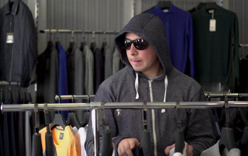 „Mă întâlneam cu iubita mea și voiam să port un tricou elegant”, a explicat la tribunal un român care fura din magazinele Hugo Boss