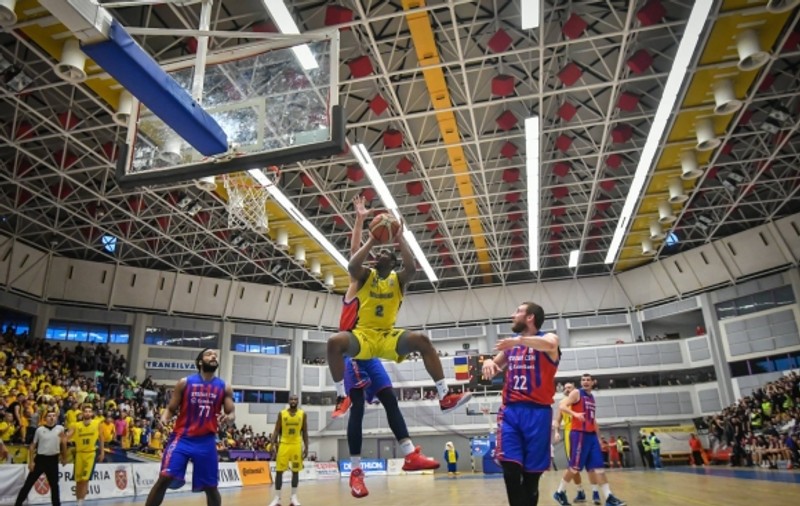 Semifinalele Ligii Naționale de baschet masculin. Steaua a câștigat la Sibiu. U-BT Cluj - CSM Oradea se joacă marți