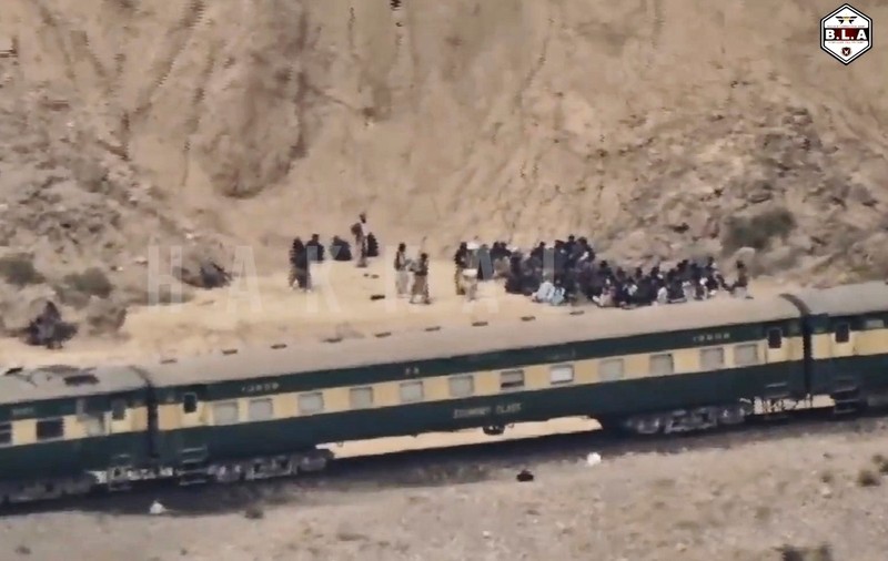 Poveștile terifiante ale pasagerilor luați ostatici într-un tren din Pakistan: „A fost o scenă apocaliptică”