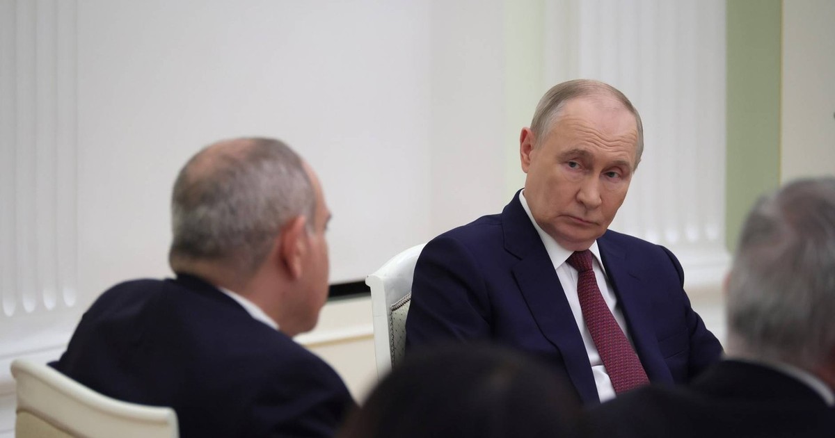 Vladimir Putin, surprins în timp ce îl privește pe premierul armean Nikol Pașinian Foto: Profimedia