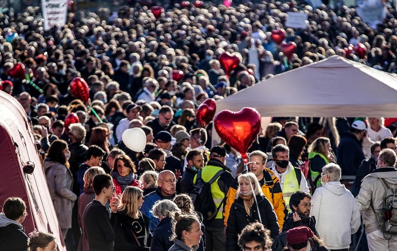 Peste 20.000 de oameni, la protestul de la Leipzig împotriva măsurilor de restricție din Germania. Aproape nimeni nu a purtat mască de protecție