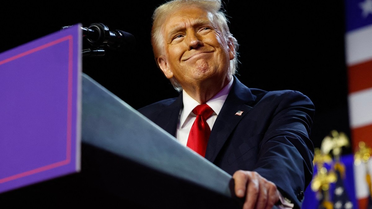 Donald Trump la pupitru, vorbind