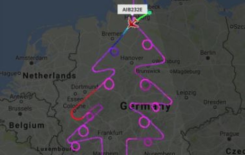 Un Airbus A380 a desenat un pom de Crăciun gigant deasupra Germaniei