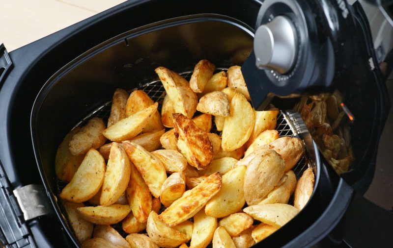 Cât de sănătoase sunt alimentele gătite la friteuza cu aer cald