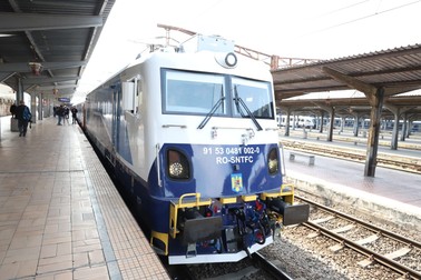 Primul tren modernizat complet al CFR Călători circulă de astăzi pe ruta București-Constanța. FOTO: Dumitru Angelescu (Libertatea)