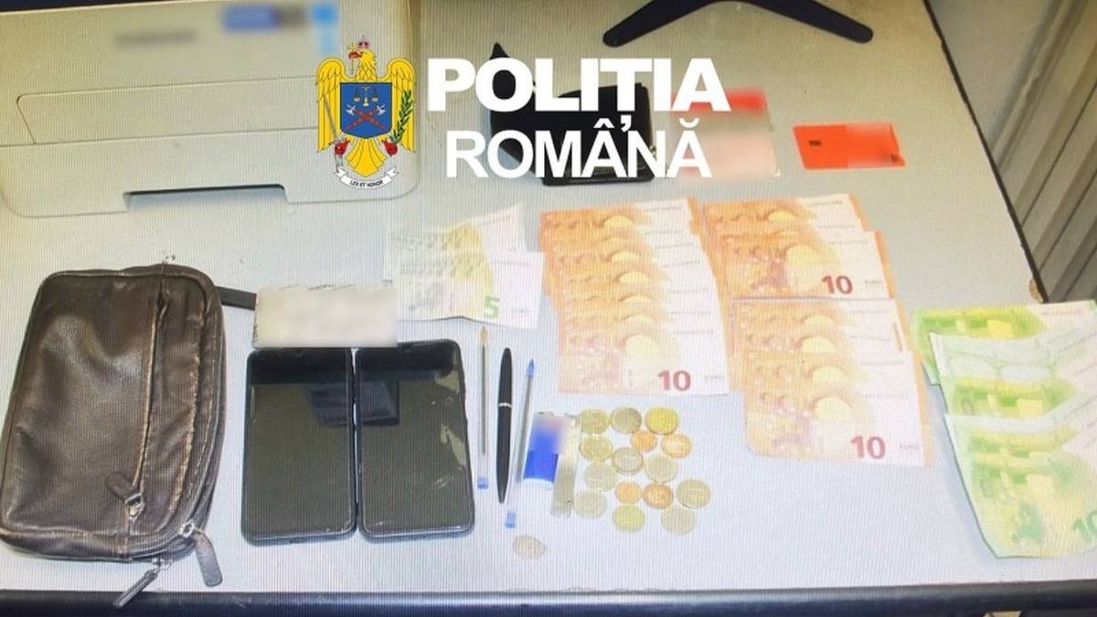 Un bărbat de 66 de ani a fost reținut în Vama Galați după ce a furat o borsetă cu 3.000 de euro dintr-un restaurant din Aeroportul Otopeni. Imagine cu caracter ilustrativ. Foto: Poliția Română