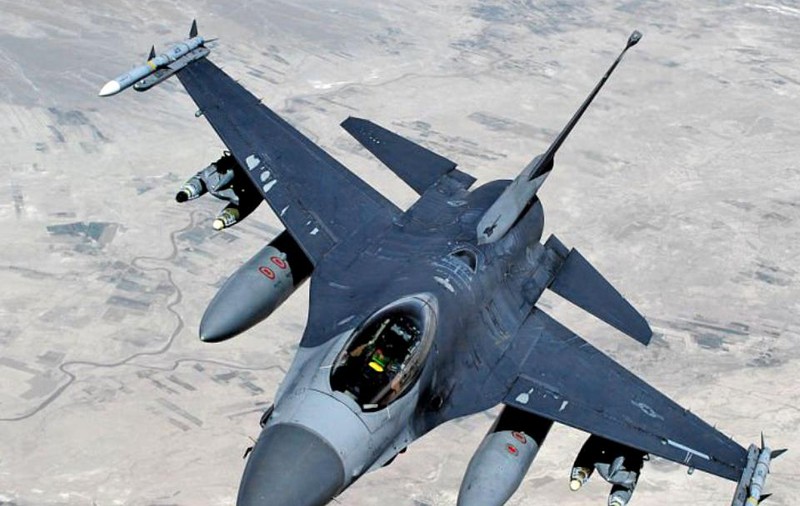 Bulgaria nu mai cumpără avioane de luptă americane F-16. Ce model preferă preşedintele Rumen Radev