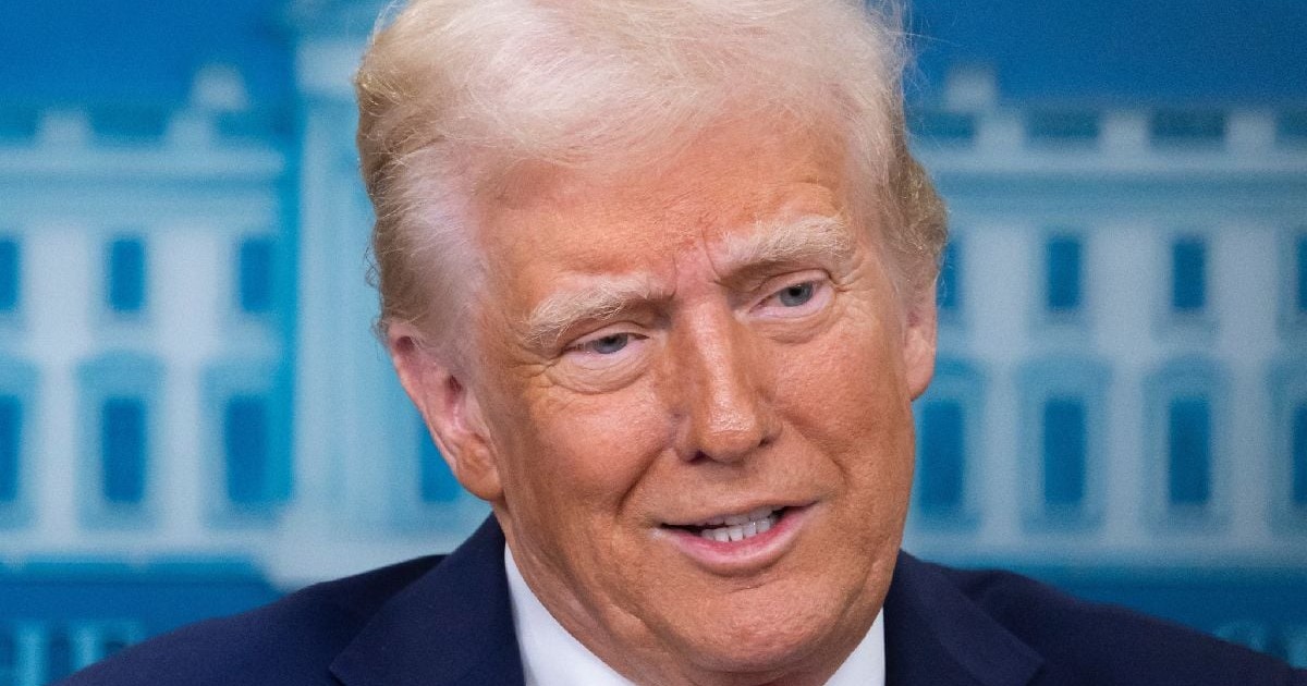 Imaginea îl prezintă pe Donald Trump, în prim-plan, având în fundal imaginea estompată a Casei Albe pe un perete albastru.