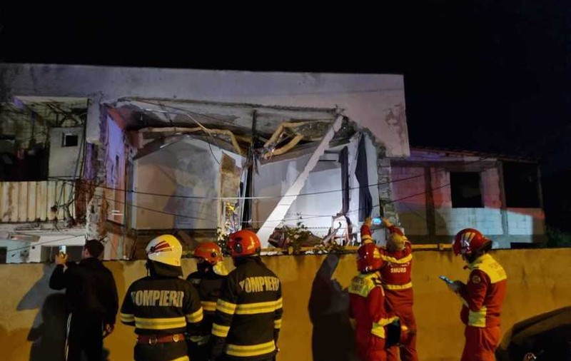 Explozia produsă într-un bloc din Craiova, cauzată de o acumulare de gaze, afirmă pompierii. Care este starea victimelor