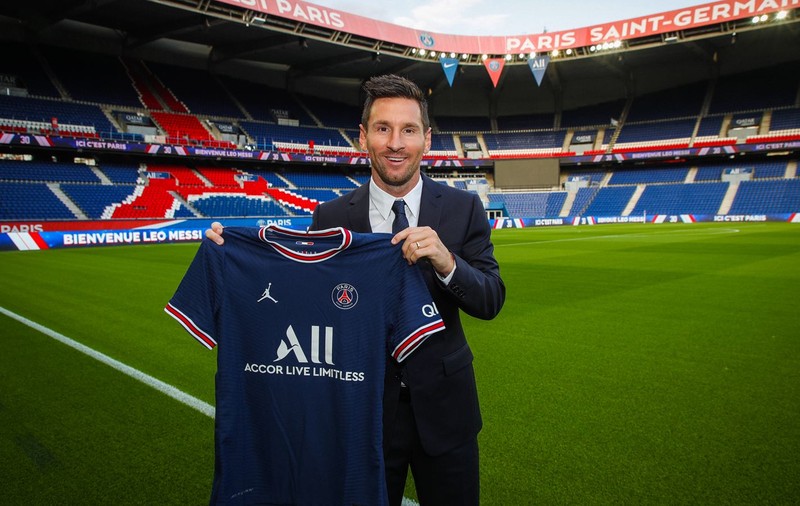 Messi a semnat contractul cu PSG. Primele poze în tricoul parizienilor. Ce număr va purta