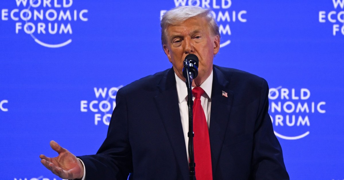 Imaginea îl surprinde pe Donald Trump vorbind de la pupitru în cadrul Forumului Economic Mondial de la Davos, având în spate fundalul albastru cu sigla evenimentului. Gestul mâinii și expresia sa sugerează un discurs susținut, adresat unei audiențe internaționale.