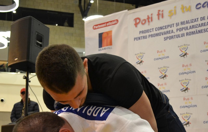 Un jandarm din Cluj a făcut flotări pe dosul palmelor cu aproape 90 de kilograme în spate. Adrian Petre a doborât un nou record