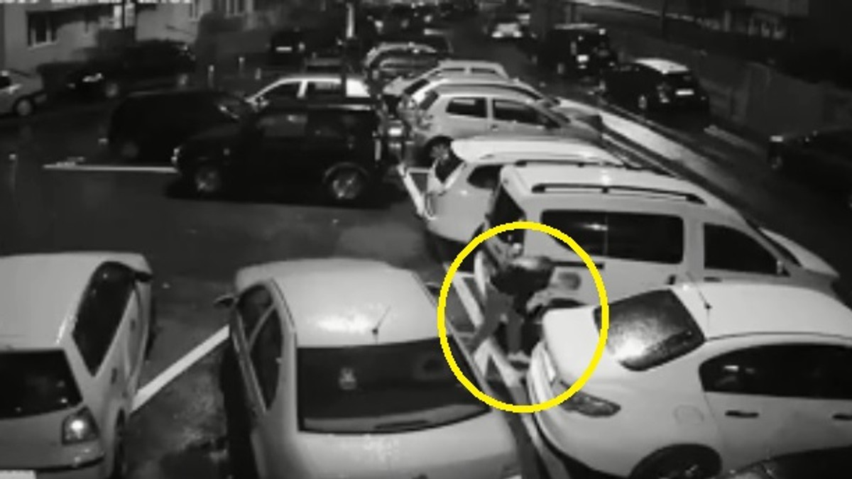 Un clujean a fost filmat în timp ce tăia cauciucurille mașinilor într-o parcare