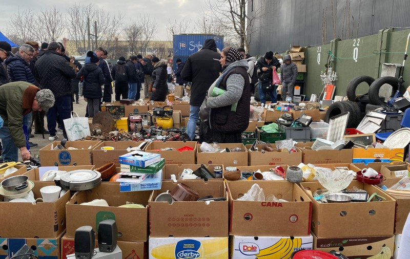 Sărăcie cât cuprinde într-un târg de vechituri din București: „Patru la zece lei! Doar cu patru eram obișnuită la școală”