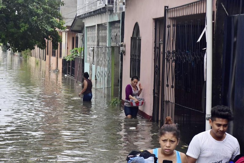 Oamenii își lasă casele inundate din cauza ploilor abundente din La Lima, Honduras FOTO: EPA-EFE/JOSE VALLE
