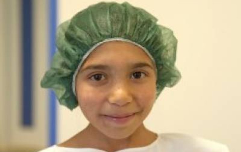 Marinela Cănuță are nevoie de ajutor. La 13 ani, are doar 15 kilograme din cauza unei boli