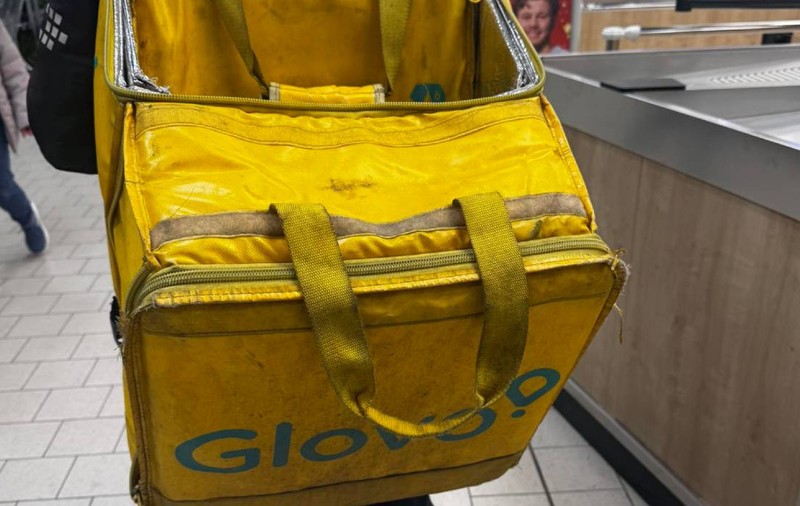 O poză cu un livrator de mâncare din Cluj a stârnit o adevărată dezbatere în online: „Parcă gătitul nu mai sună atât de rău”