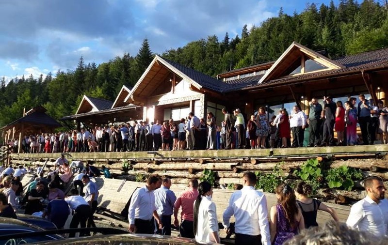 A fost închis restaurantul din Durău, după ce terasa s-a prăbușit cu mai mulți nuntași