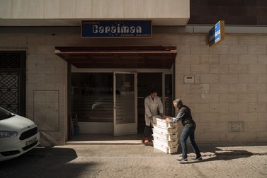 Distribuitorul de la măcelărie sosește la prima oră la Carnicería Caraiman