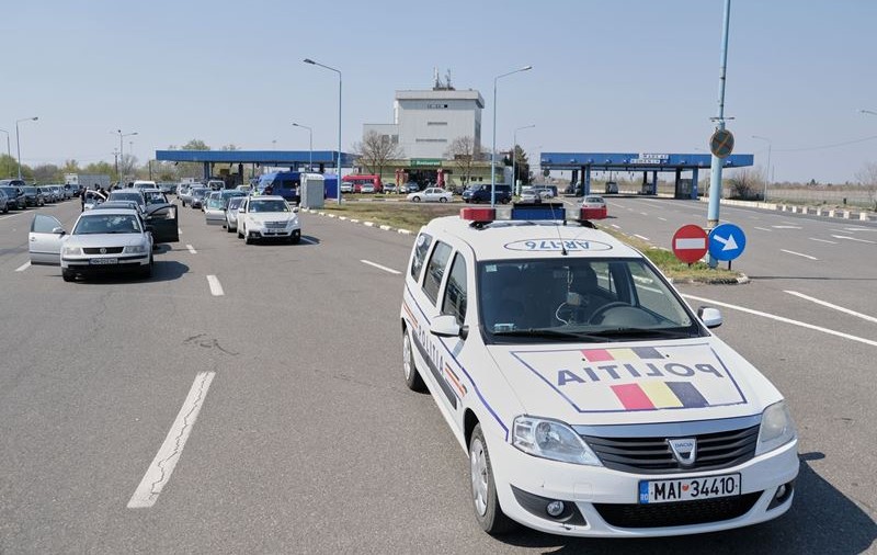 Migranți transportați în cuşti metalice sudate sub şasiul unei autoutilitare. Au plătit câte 3.000 de euro pentru a ajunge în Austria
