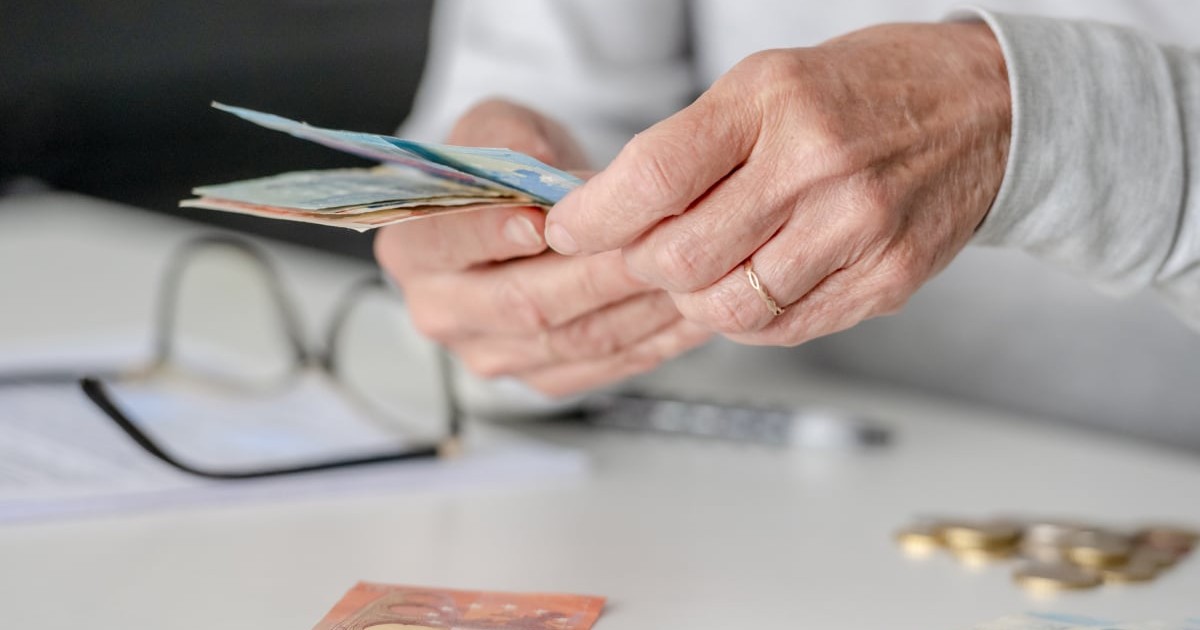 Mâinile unei femei în vârstă numără bani, euro, în prim-plan