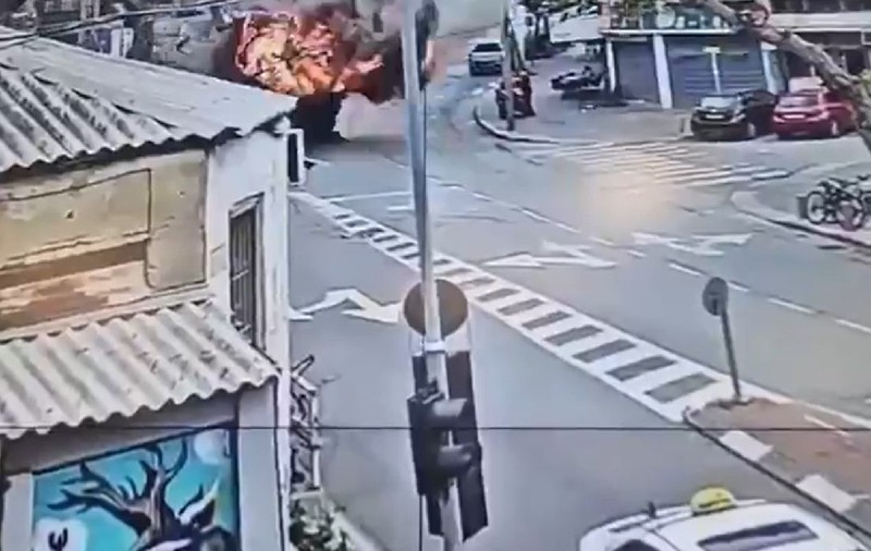 Momentul în care o rachetă iraniană lovește o stradă din Tel Aviv. Camerele de supraveghere au filmat explozia