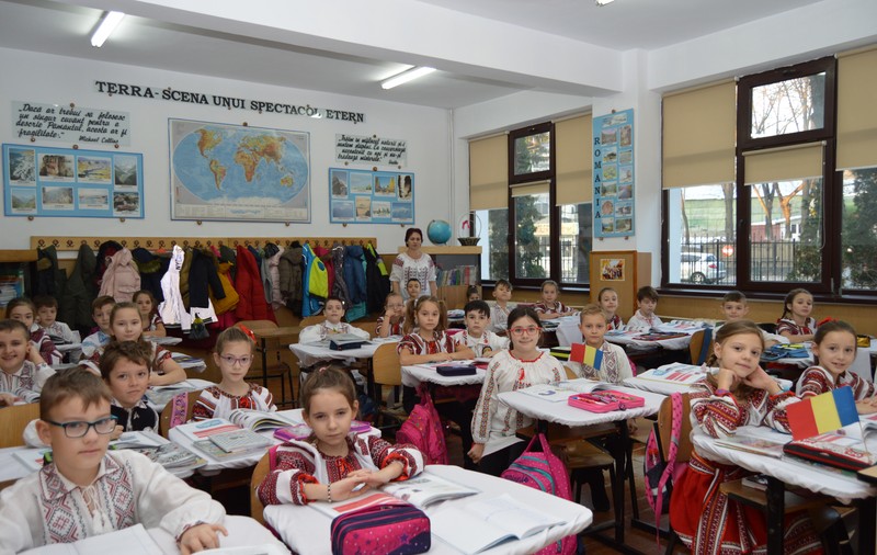 GALERIE FOTO/ Zeci de mii de elevi și cadre didactice din județul Vaslui au îmbrăcat costumele naționale. Mobilizarea a fost fără precedent în istoria județului