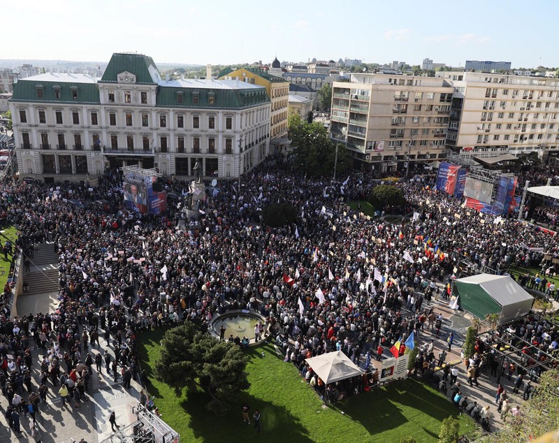 GALERIE FOTO | Mitingul de la Iași în imagini. Cum s-au comportat, joi, cele două tabere pro și anti PSD