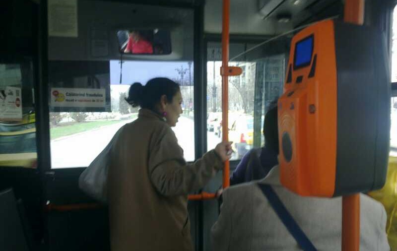 EXCLUSIV | Ioana Tufaru cere bani necunoscuţilor în autobuz