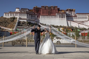 Tinerii chinezi ar putea să se căsătorească de la vârsta de 18 ani. Foto: EPA