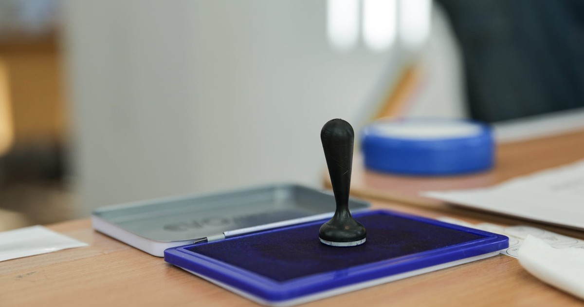 o ștampilă de vot intr-o secțiie de votare